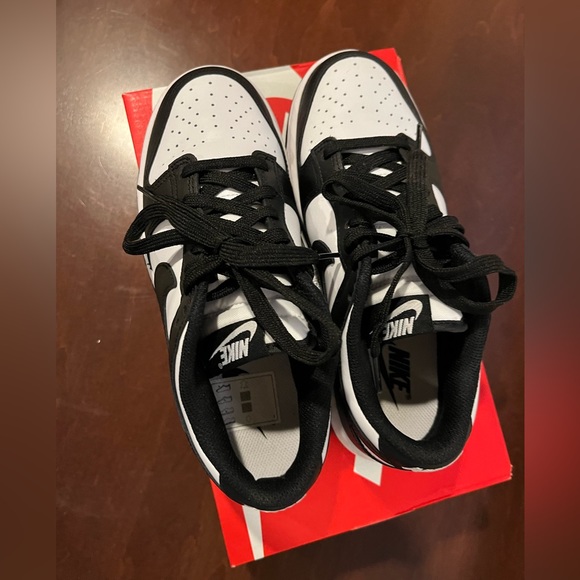 NIB Women’s Nike Dunk Pandas Size 6 - Picture 2 of 4